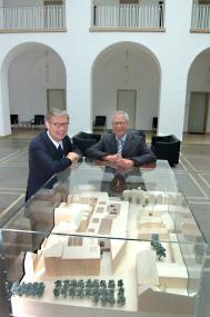 Modell auf Reisen: LWL-Direktor Dr. Wolfgang Kirsch und Museumsdirektor Dr. Hermann Arnhold (l.) präsentieren das Modell des Neubaus in der Bürgerhalle des LWL-Landeshauses. <br>Foto: LWL<br />