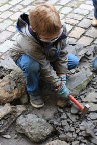 Kleine Forscher können am Tag des Geotops auf Zeche Nachtigall Steine klopfen, um Fossilien zu finden. <br>Foto: LWL/Linke <br />