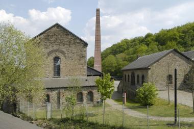 Auf dem Gelände der Zeche Nachtigall sammeln die Teilnehmer Hölzer und Steine zum Basteln. <br>Foto: LWL<br />