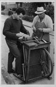 Scherenschleifer in Bochum-Laer 1963.<br>Foto: Hermann Völker<br />