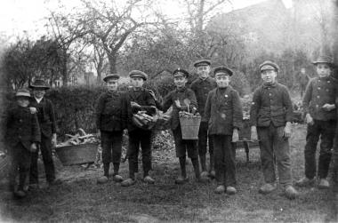 Schulkinder beim Wegräumen von Spaltholz in Stemwede-Levern (Kreis Minden-Lübbecke) im Jahr 1916. Solche Fotos oder Gegenstände aus der Zeit des Ersten Weltkrieges sucht der LWL für eine Wanderausstellung. <br>Foto: LWL/Bildarchiv<br />