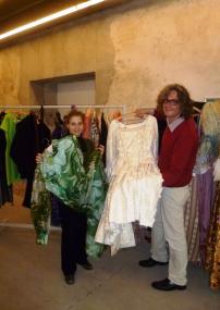Olga Leber und Martin Schmidt begutachten einige der historischen Kostüme, die am 29.9.2012 während der für die Modenschau "Lockstoff" im LWL-Industriemuseum, TextilWerk Bocholt zu sehen sein werden. <br>Foto: LWL<br />