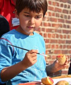 Kinder können mit Kartoffeln Papier bedrucken. <br>Foto: LWL/Michael<br />