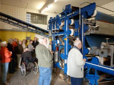  Apfelsaft frisch gepresst: Axel Koch erklärt die Funktionen der Saftpresse. <br>Foto: LWL/Zimmermann<br />