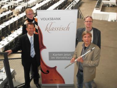 Werben für das Konzert: (v.l.) Thomas Alexander von der Volksbank Sprockhövel, Museumsleiter Robert Laube, Peter Hilgers von der Rhein-Ruhr-Philharmonie und Thomas Döller, Solist (Querflöte) des Konzertes am 17. November. <br>Foto: LWL <br />