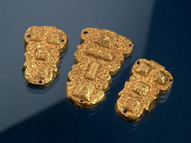 Golden und besonders: diese Taschenbeschläge wurden neben vielen anderen Kostbarkeiten im Fürstengrab gefunden. <br>Foto: LWL/Brentführer<br />