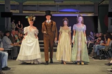 Auch historische Kleidung präsentieren die Models bei der Modenschau ¿Lockstoff¿. Foto: LWL