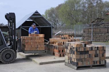 Vorführer Andy Räker beim Aufbau des Feldbrandofens. <br>Foto: LWL<br />