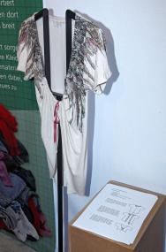Dieses Bolerojäckchen wurde aus einem T-Shirt genäht. Die Anleitung liegt zum Mitnehmen in der Ausstellung bereit. <br>Foto: LWL<br />