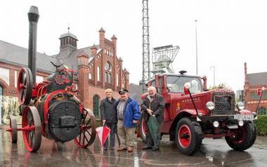 Zwischen Lokomobile und Hanomag: (v.l.) Museumsleiterin Dr. Ulrike Gilhaus, Werner Waldminghaus und Dr. Hermann von Grebe von den H.L-A.N.Z.-Freunden werben für den Treckertreff. <br>Foto: LWL/ Holtappels<br />