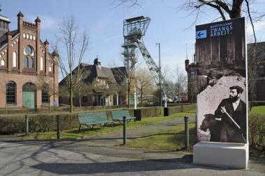 Große Tafeln weisen im Ehrenhof der Zeche Zollern auf die Ausstellung "Zwangsarbeit" hin. <br>Foto: LWL/Hudemann<br />