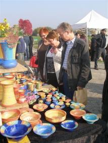Besucher stöbern durch das Angebot der zahlreichen Verkaufsstände.<br> Foto: LWL <br />