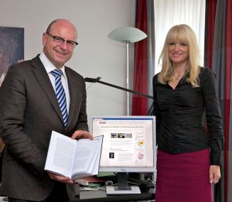 Münsters Oberbürgermeister Markus Lewe und LWL-Kulturdezernentin Dr. Rüschoff-Thale präsentieren die Online-Publikation der alten münsterischen Grammatik. <br>Foto: LWL/Bomholt<br />