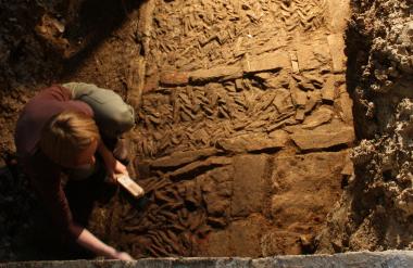 Iuliia Patkina, Mitarbeiterin der LWL-Stadtarchäologie in Paderborn, legt den etwa 500 Jahre alten Ornamentfußboden frei.<br>Bild: LWL/S. Spiong<br />