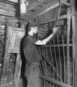 Ein Schachtsteiger sorgte dafür, dass im Schacht alles "rund" lief. Sicherheit hatte immer Priorität. <br>Foto: Deutsches Bergbau-Museum Bochum<br />