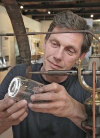 Heikko Schulze Höing kuriert beschädigte Gläser.<br> Foto: LWL/Holtappels<br />