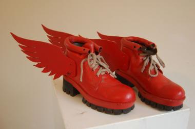 Kann man damit fliegen? Flügelschuhe nach einer Erfindung von Daniel Düsentrieb.<br> Foto: LWL<br />