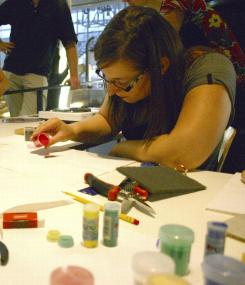 Wie mit buntem Pulver und etwas Fingerspitzengefühl farbenprächtige und beständige Schmuckstücke und Kunstwerke werden, erleben Interessierte im "Emaille-Workshop". <br>Foto: LWL/O. Kalus<br />
