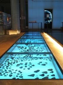 Die unterirdische Dauerausstellung des LWL-Museums für Archäologie ist weitestgehend einer Grabungslandschaft nachempfunden und schafft immer wieder durch Lichtelemente eine geheimnisvolle Stimmung. <br>Foto: LWL/Baron<br />