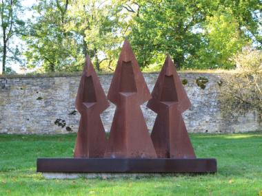 Die Stahlskulptur ¿Drei hastende Nonnen¿ des Pfälzer Bildhauers Andreas Helmling fügt sich harmonisch in das Landschaftsbild der Dalheimer Klostergärten. <br>Foto: LWL/Maria Tillmann<br />