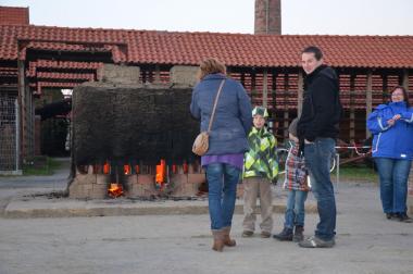Das Feuer brannte Sonntag im Feldbrandofen. <br>Foto: LWL/Schierholz<br />