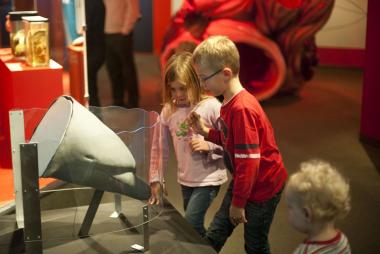 Für große und kleine Walforscher bietet der Wal-Familientag viel Spaß und Spannung. <br>Foto: LWL/Oblonczyk<br />