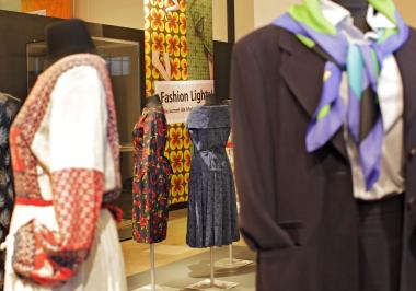 <br>Blick in die Ausstellung ¿Fashion-lights!¿. <br>Foto: LWL<br />