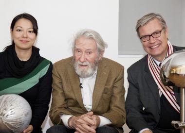 Museumsdirektor Dr. Hermann Arnhold im Gespräch mit dem Künstler Otto Piene und Kuratorin Melanie Bono (v. r.). <br>Foto: LWL<br />