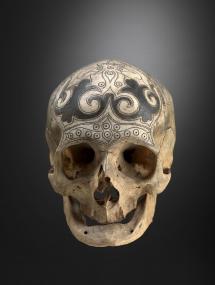 Der Schädelkult ist weltweit ver-breitet. Dieser Dayak-Ahnenschädel ist kunstvoll beschnitzt und mit Bleiüberzug verziert. Damit ehren die Stam-mesgruppen auf der Insel Bor-neo, die unter dem Namen Dayak zusammengefasst wer-den, ihre Verstorbenen. <br>Foto: Hugo Maertens<br />