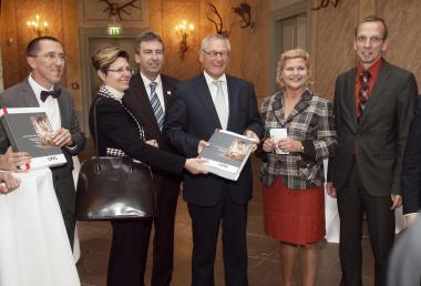 v.l.n.r.: Prof. Dr. Michael Rind, Leiter der LWL-Archäologie für Westfalen, Dr. Sveva Gai (Buchautorin), Landrat Friedhelm Spieker, LWL-Direktor Dr. Wolfgang Kirsch, Dr. Claudia Konrad (Museumleiterin und Geschäftsführerin Kulturkreis Höxter-Corvey gGmbH) und Höxters Bürgermeister Alexander Fischer. <br>Bild: LWL/S. Brentführer<br />
