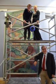  Vor dem Wandgemälde "Paradies" von August Macke und Franz Marc präsentieren Dr. Hermann Arnhold, Dr. Tanja Pirsig-Marshall und Brigitta Hofer den aktuellen Restaurierungsstand. <br>Foto: LWL/W. Wecker <br />
