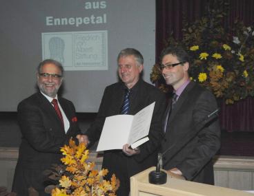 Wolfgang Sippel (Mitte) bekam die Auszeichnung. <br> Foto: LWL/Schöllmann<br />
