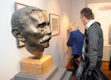 Die Büste Otto Schotts weist auf den berühmten Sohn der Stadt Witten hin. <br>Foto: LWL/Appelhans<br />