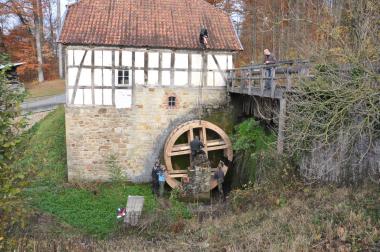 Das neue Wasserrad wurde in zwei vormontierten Hälften auf die mächtige Holzwelle aufgesetzt und verkeilt.<br> Foto: LWL<br />