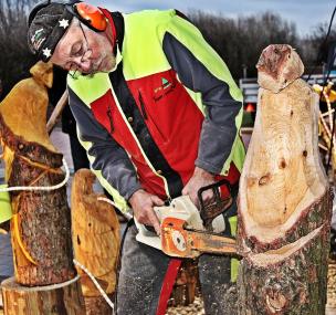 Kunst mit der Kettensäge können Besucher des Weihnachtsmarktes live erleben. <br>Foto: LWL<br />