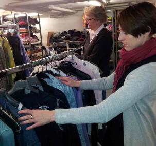 Nina Zenker vom LWL-Industriemuseum und Maria Bußkamp von der Ewaldi-Gemeinde begutachten die gefüllten Kleiderständer. <br>Foto: LWL<br />