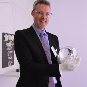 Der Leiter des LWL-Museums für Archäo-logie, Dr. Josef Mühlenbrock, hält den 13. Kristallschädel in seinen Händen. <br>Foto: LWL/Rösler<br />