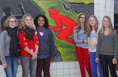Antonia Anders, Lilly Wiggermann, Cecile Diop, Pauline Vester, Nadja Rußmann und Theresa Mustroph (v.l.) gewannen mit ihrem Bild den ersten Preis. <br>Foto: LWL/Holtappels<br />