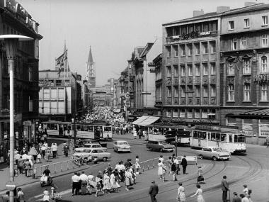 Das städtische Leben zur Zeit des Wirtschaftswunders ist Thema in jedem der drei Stadtporträts, zum Beispiel 1956 in Gelsenkirchen. <br>Foto: LWL<br />