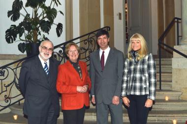 LWL-Kulturdezernentin Dr. Barbara Rüschoff-Thale (r.) und Prof. Wilfried Reinighaus, Vorsitzender der Historischen Kommission für Westfalen, verabschiedeten die langjährige Geschäftsführerin Anna Theresa Grabkowsky (2.v.l.) und begrüßten den neuen Geschäftsführer  Dr. Burkhard Beyer. <br> Foto: LWL<br />