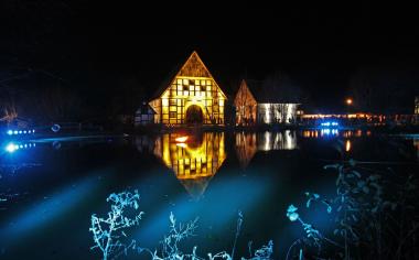 Das kunstvoll beleuchtete Paderborner Dorf steht im Mittelpunkt des Museumsadvents im LWL-Freilichtmuseum Detmold.<br> Foto: LWL/Jähne<br />