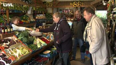 Gern gesehene Kunden: Bewohner des Dortmund-Wellinghofener LWL-Wohnheims im Stadtteil-Gemüseladen (Szene aus dem neuen LWL-Film).  <br>Foto: LWL<br />