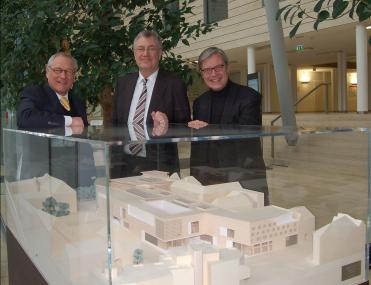 LWL-Direktor Dr. Wolfgang Kirsch, Regierungspräsident Prof. Dr. Reinhard Klenke und Museumsdirektor Dr. Hermann Arnhold präsentieren das Neubaumodell in der Bezirksregierung. <br>Foto: LWL<br />
