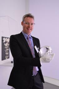 Der Leiter des LWL-Museums für Archäologie, Dr. Josef Mühlenbrock, hält den 13. Kristallschädel in seinen Händen. <br>Foto: LWL/Rösler<br />