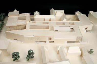 Am Modell erklärt Direktor Dr. Hermann Arnhold in der Bezirksregierung den Neubau des LWL-Landesmuseums. <br>Foto: LWL<br />
