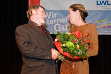 Dieter Gebhard, Vorsitzender der LWL-Landschafts- versammlung, gratuliert der Schriftstellerin und Regisseurin Judith Kuckart zum Preis.<br>Foto: LWL/Steinweg<br />