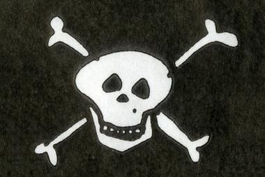 Jeder kennt sie: die Piratenflagge. Dass sie auch "Jolly Roger" genannt wird, weiß hingegen nicht jedes Kind. <br> Foto:Streetart Schädelkult, Peter Fritz, Hamburg © Peter Fritz<br />