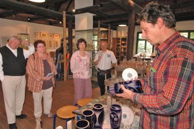 Gravurmeister Heikko Schulze Höing zeigt den Besuchern die Überfangtechnik ¿ hier am Beispiel einer Vase. <br>Foto: LWL/M. Holtappels<br />