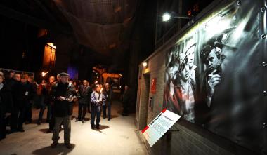 Bei Dunkelheit entfaltet die Ausstellung ¿Ruhrstahl¿ ihre besondere Wirkung. <br>Foto: LWL/W. Fischer<br />