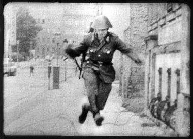 Sinnbild deutscher Teilungsgeschichte: Bereitschaftspolizist Conrad Schumann flüchtet am 15. August 1961 in den französischen Sektor von Berlin. <br>Foto: ullstein bild ¿ Chronos Media GmbH<br />